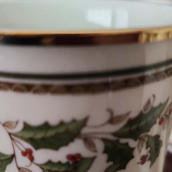 Konitz Holly Design Mugs with Gold Rim - Picture 4 of 5